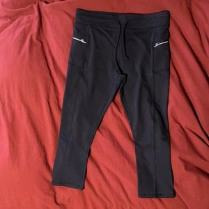 Capri leggings with zipper pockets
